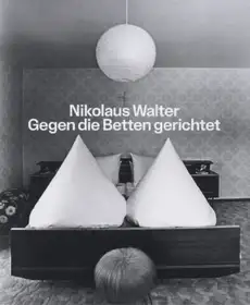 Gegen die Betten gerichtet