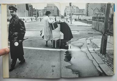 Sample page 1 for book Bernard Larsson – Die ganze Stadt Berlin. Politische Fotos