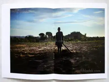 Sample page 4 for book "Hammond, Robin – Robin Hammond - Zimbabwe" Sample page 4 for book "Hammond, Robin – Robin Hammond - Zimbabwe"