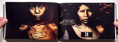 Sample page 18 for book Claudia Andujar &ndash; Genoc&iacute;dio do Yanomami