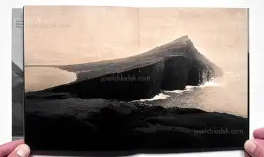Sample page 7 for book "Chupikova, Eva – Eva Chupikova - Faroe Islands ; Wool, Wind & Waves" Sample page 7 for book "Chupikova, Eva – Eva Chupikova - Faroe Islands ; Wool, Wind & Waves"
