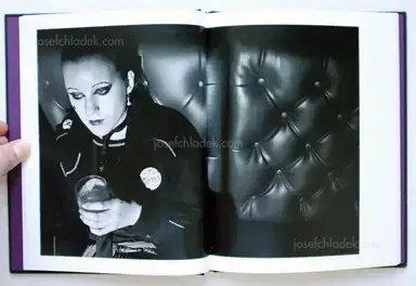 Sample page 10 for book "Knorr, Karen & Richon, Olivier – Karen Knorr & Olivier Richon - PUNKS" Sample page 10 for book "Knorr, Karen & Richon, Olivier – Karen Knorr & Olivier Richon - PUNKS"