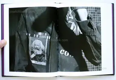 Sample page 8 for book "Knorr, Karen & Richon, Olivier – Karen Knorr & Olivier Richon - PUNKS" Sample page 8 for book "Knorr, Karen & Richon, Olivier – Karen Knorr & Olivier Richon - PUNKS"