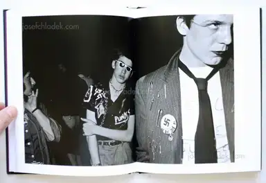 Sample page 4 for book "Knorr, Karen & Richon, Olivier – Karen Knorr & Olivier Richon - PUNKS" Sample page 4 for book "Knorr, Karen & Richon, Olivier – Karen Knorr & Olivier Richon - PUNKS"